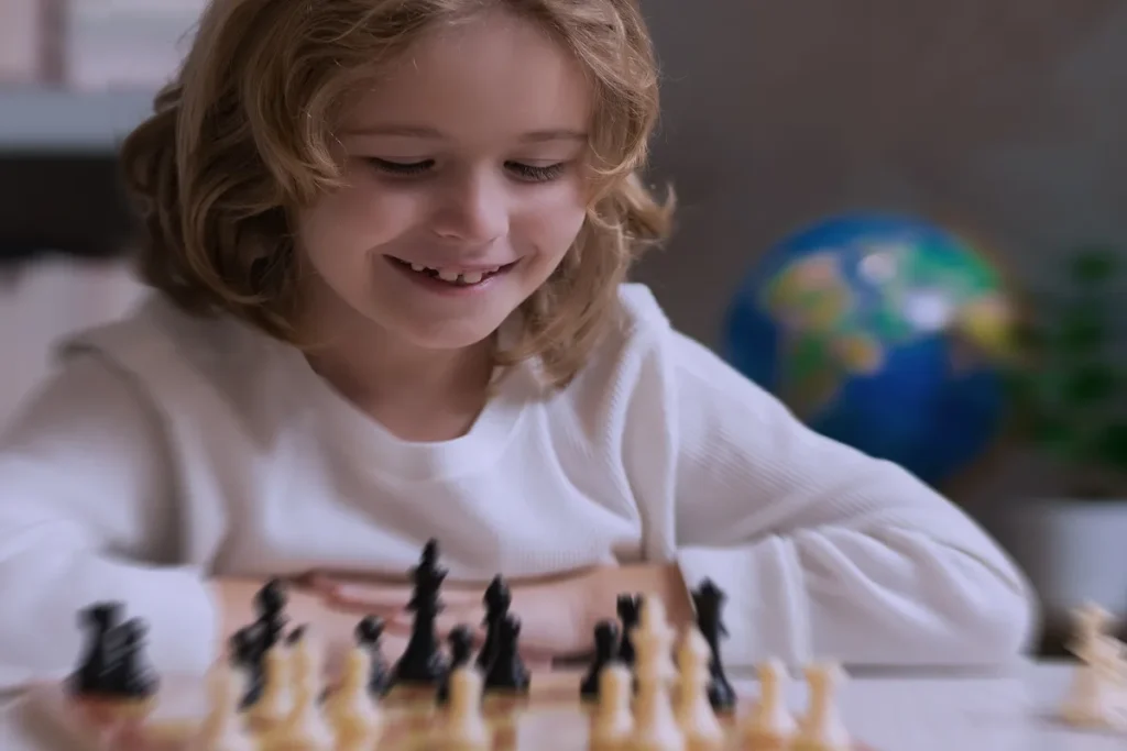 bambina davanti a una scacchiera