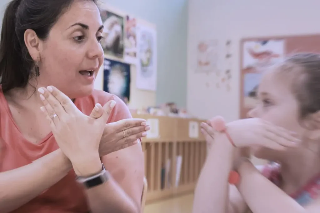maestra con bambina